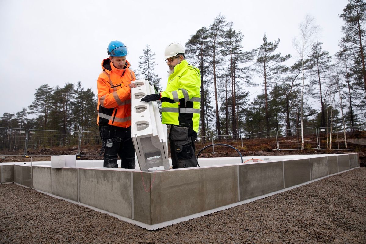 Den nye RA-ringmuren er allerede på full fart inn på byggeplassene rundt om i Norge. Her viser distriktsjef Frank Lønseth (til høyre) i BEWI frem dørelementet til RA-varianten til husbygger Espen Braatnes.