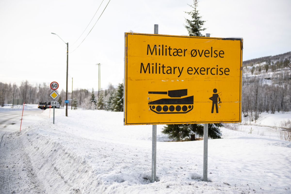 Forsvaret har fått en langt mer fremtrende posisjon i forslaget til ny Nasjonal transportplan. Bildet er tatt ved Brøstadbotn under NATO-øvelsen Cold response i 2022. Foto: Annika Byrde / NTB