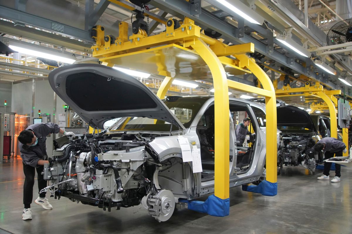 Kinas økonomi vokser mer enn analytikernes forventninger. Bildet er fra en fabrikk tilhørende elbilprodusenten Li Auto i Changzhou i slutten av forrige måned. Foto: Chinatopix / AP / NTB