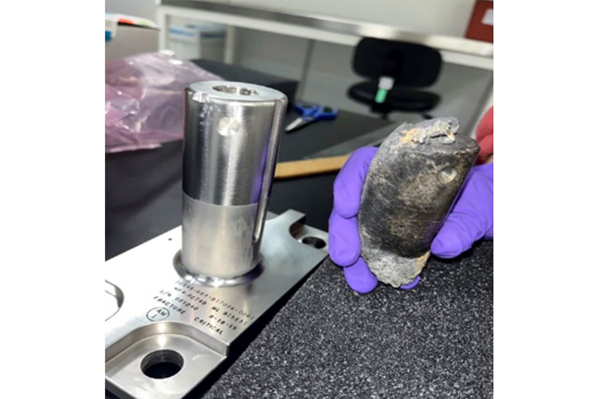 Bildet viser metallbiten som traff et hus i Florida i forrige måned. Biten ble undersøkt ved Kennedy Space Center i Cape Canaveral. Foto: Nasa / AP / NTB