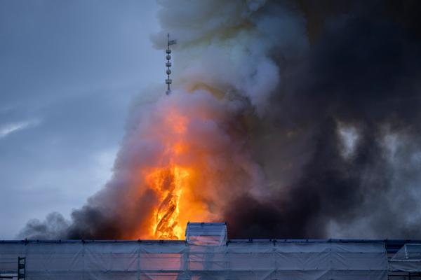 Dragespiret på bygningen Børsen på Slotsholmen i København ble ødelagt av flammene tirsdag morgen. Den norske riksantikvaren omtaler bygget som et av de viktigste fra unionstiden. Foto: Ida Marie Odgaard / AP / NTB