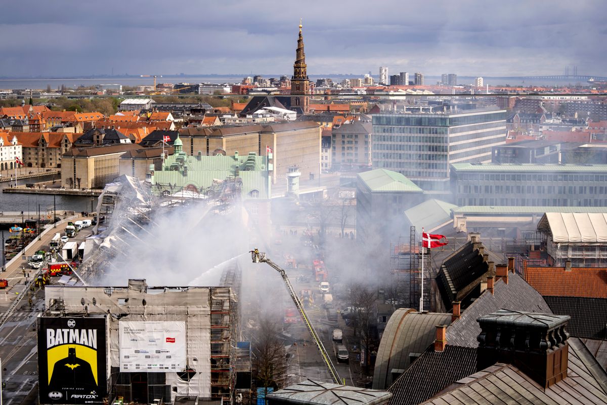 Brannen i Børsen i København er under kontroll, men var onsdag ennå ikke slukket, opplyser brannvesenet i byen. Foto: Ida Marie Odgaard / AP / NTB