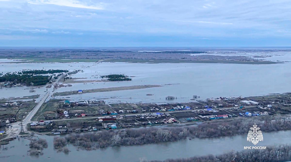 Et flomrammet område ved elva Tobol i Kurgan-regionen i Russland. Bildet er tatt fra en video publisert av Russlands departement for krisehåndtering tirsdag. Foto: AP / NTB