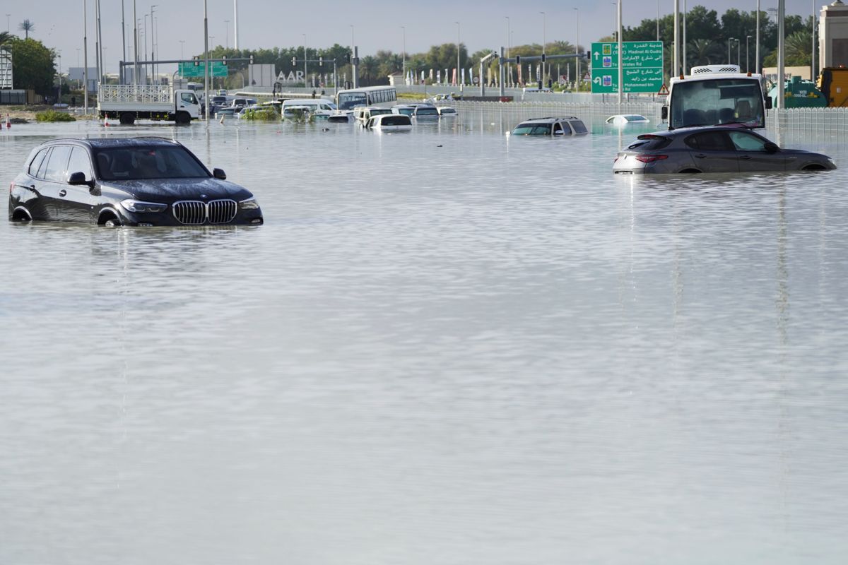 Forlatte biler på en oversvømt vei i Dubai onsdag. Foto: Jon Gambrell / AP / NTB