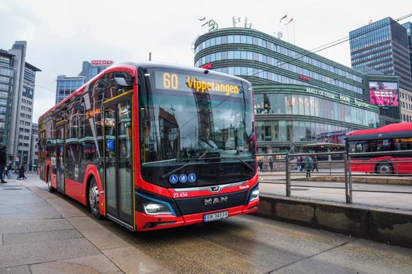 Snart kan flere av Oslo-bussene stå parkert, om ikke hovedstadspolitikerne løser bussfloken. Foto: Beate Oma Dahle / NTB