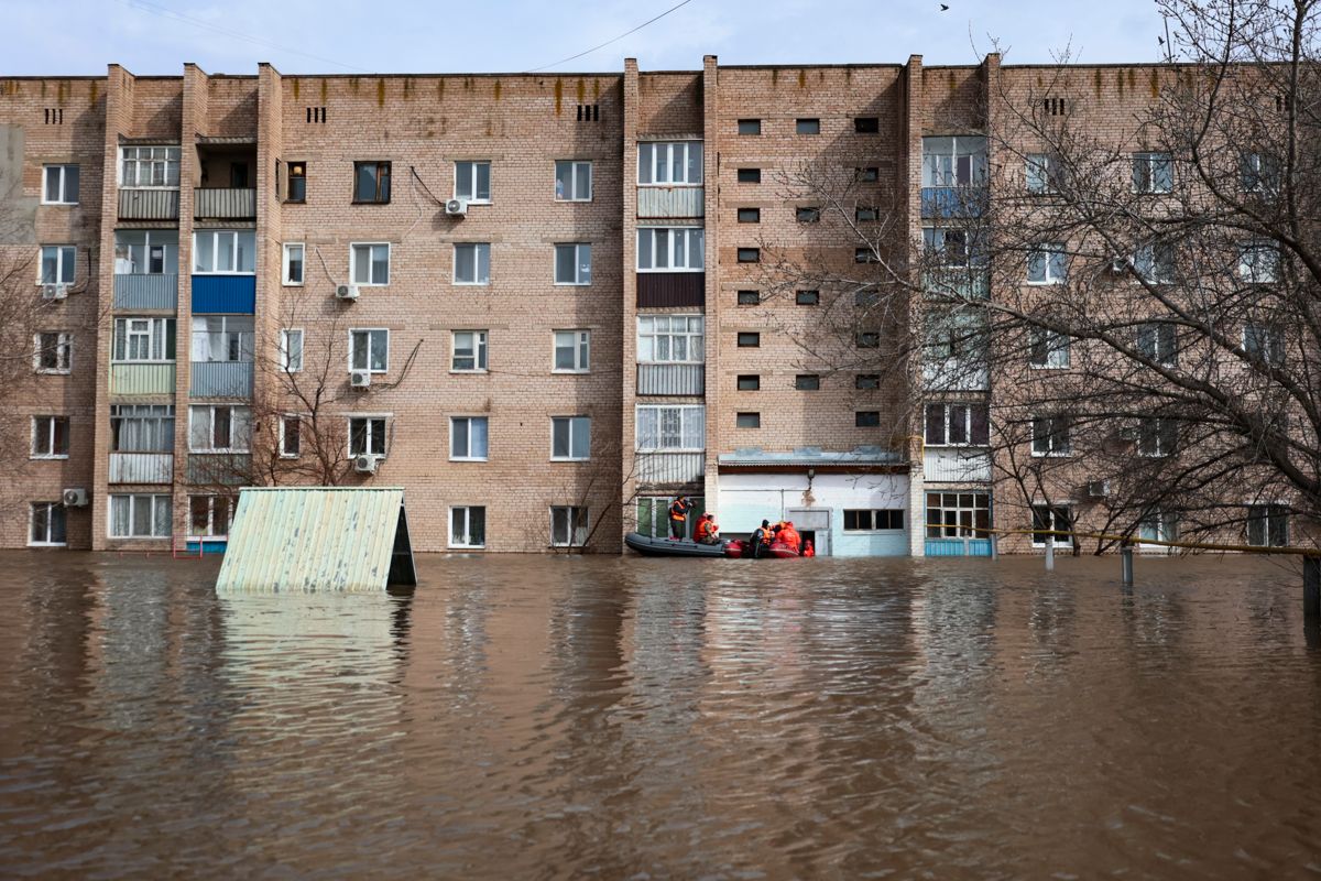 Russiske redningsmannskaper i båt i et oversvømt boligområde i Orenburg i forrige uke. Foto: AP / NTB
