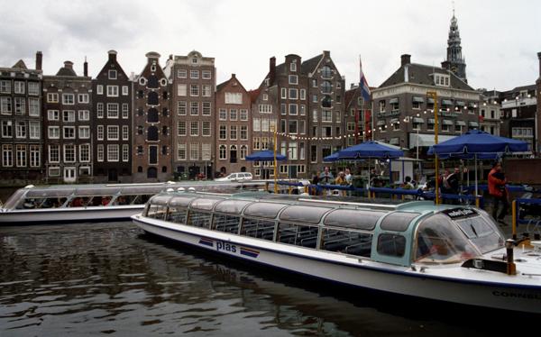 Millioner av turister besøker Nederlands hovedstad Amsterdam hvert år. Nå vil myndighetene bremse masseturismen. Arkivfoto: Foto: Berit Keilen / NTB