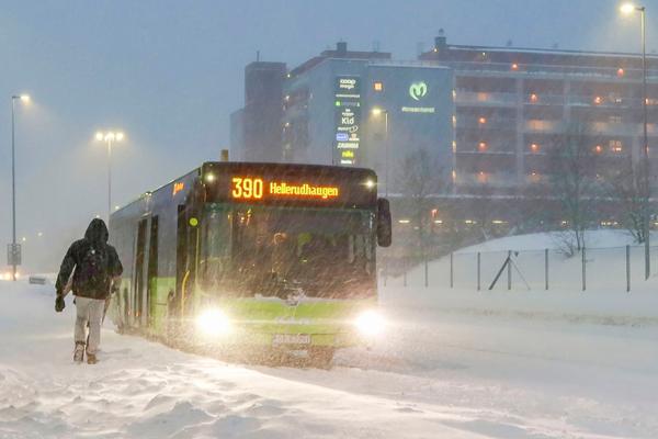 Snø og kulde førte til store problemer for elbusser i både Oslo og Akershus i vinter. Nå ønsker fylkesrådet i Akershus å utsette bussenes elektrifiseringskrav. Her en buss ved Mosenteret i Nittedal i januar. Foto: Paul Kleiven / NTB