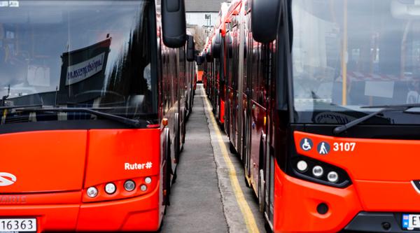 Bussbransjen får en økt timelønn på 11 kroner etter at det ble enighet i lønnsforhandlingene fredag morgen. Foto: Lise Åserud / NTB