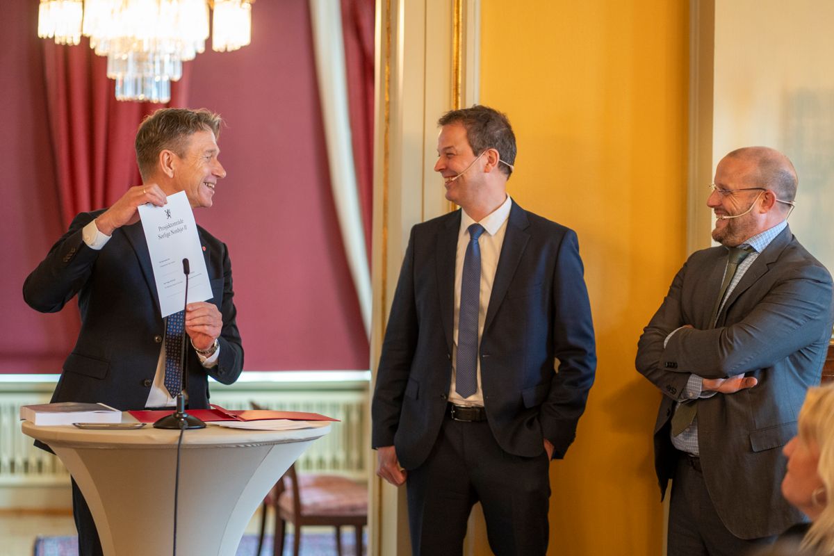 Energiminister Terje Aasland (Ap) med Peter van der Poel, administrerende direktør i Ingka (i midten) og François van Leeuw, konsernsjef i Parkwind, viser fram den nylig signerte kontrakten om utbyggingen av havvind i området Sørlige Nordsjø II. Foto: Heiko Junge / NTB