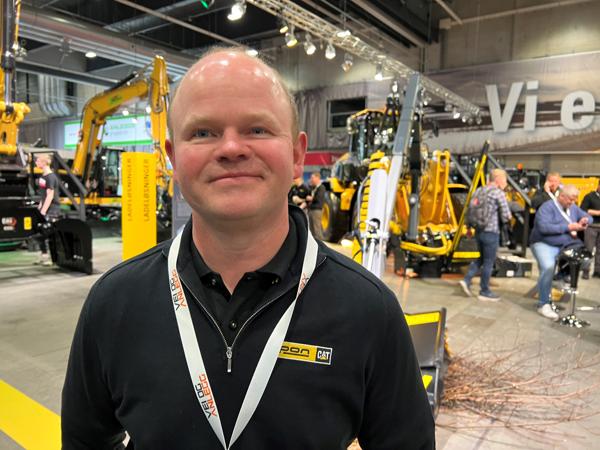 Administrerende direktør Ole Petter Holene i Pon Equipment følger situasjonen med det konkurstruede konsernet fra Cat-leverandørens stand på Vei og Anlegg.