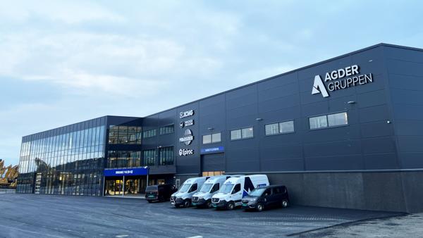 Det var stille på Agder Gruppens nye anlegg på Berger i Lillestrøm kommune onsdag kveld. Vektere er til stede og passer på anlegget. Foto: Arve Brekkhus