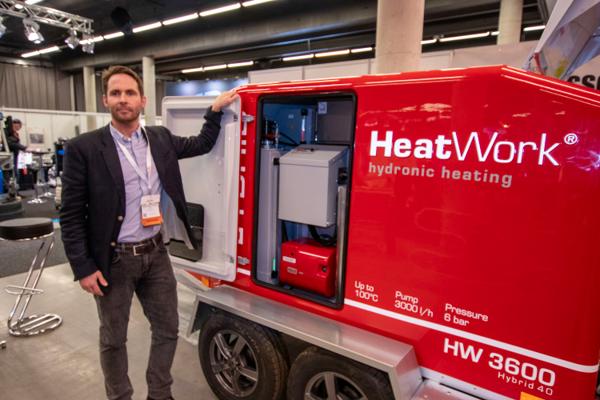 Daglig leder Reidar J. Schille i HeatWork viser frem den nye hybridmaskinen. Foto: Christian Aarhus