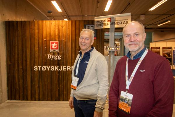 F.v.: Aage Andreas Borge i Moss Entreprenør og Håkon Saksen i Talgø Bygg foran standen på Vei og Anlegg.