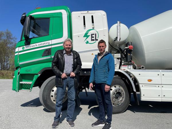 Tor Magne Kvia (t.v.) og Geir Inge Byberg foran en av selskapets nye hel-elektriske betongbiler.