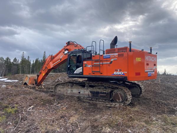 En 70 tonns Hitachi-graver er en av mange maskiner Johs. J. Syltern setter inn under byggingen av 15 kilometer ny E6 mellom Berkåk og Vindåsliene. Foto: Jostein Syltern.