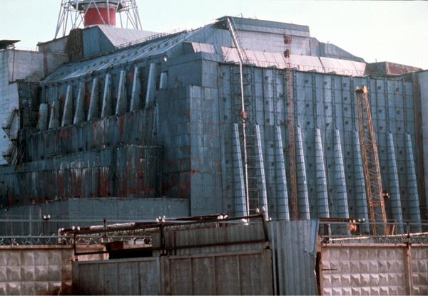 Den fjerde reaktoren i Tsjernobyl er her pakket inn med håp om at ikke mer radioaktivitet skal slippe ut. Arkivfoto: Pressfoto/SCANPIX Sverige