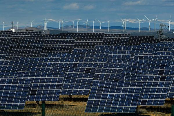 Stadig mer energi produseres med sol og vind i EU. Her fra den lille byen Milagro i Nord-Spania. Foto: AP / NTB
