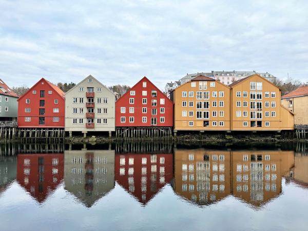 På begge sider av Nidelva i Trondheim stammer de eldste bygningene fra 1700-tallet. Kommunen opplyser at fundamentering på trepeler har fungert i flere hundre år hvis de får tilstrekkelig vedlikehold. Foto: Marius Lysø