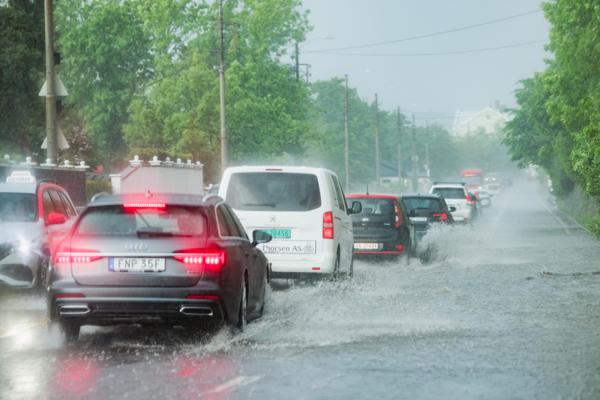 Biler i kø i vannmengdene som samlet seg på Mosseveien i Oslo etter kraftig regnvær mandag ettermiddag. Foto: Hans O. Torgersen / NTB