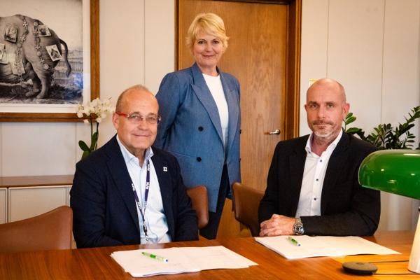 Nylig ble kontrakten mellom Advansia og NRK signert. Fra venstre: Johan Arnt Vatnan, styreleder i NRKs prosjektstyre, Vibeke Fürst Haugen, kringkastingssjef i NRK og Christopher Klepsland, administrerende direktør i Advansia. Foto: Robert Rønning/ NRK