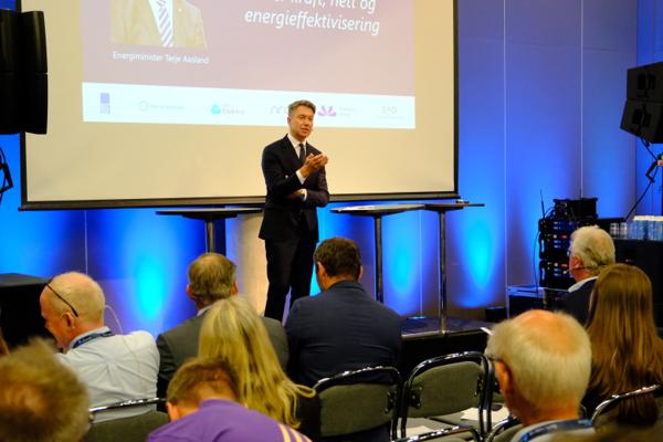 Energiminister Terje Aasland deltok på åpningskonferansen til Eliaden.