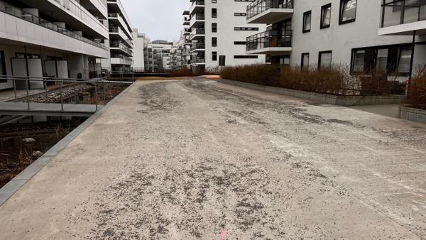 Behovet for brannoppstillingsplasser er årsaken til at asfalt preger uteområdene i Ensjøbyen. Foto: Grindaker
