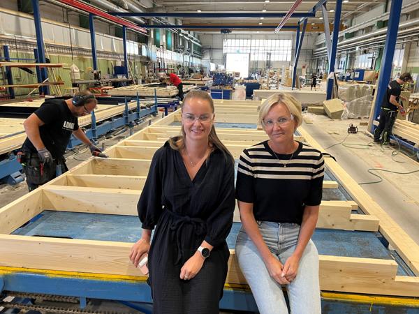Salgs- og markedssjef Julie Olasveen (t.v) og daglig leder Mona Ørbekk i Ringsaker Vegg og Takelementer, er kun bekymret for markedet på kort sikt. I bakgrunnen produseres veggelementer til et boligprosjekt på Færøyene.