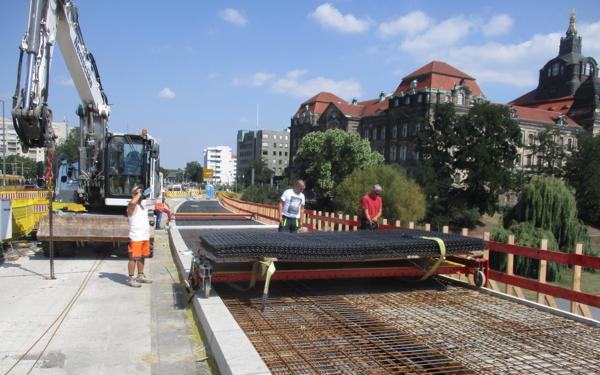 En centimeter tykke karbonmatter på 4,05 x 2,3 meter legges ut på den mer enn 50 år gamle Carolabrua i Dresden. Foto: Hentschke Bau GmbH