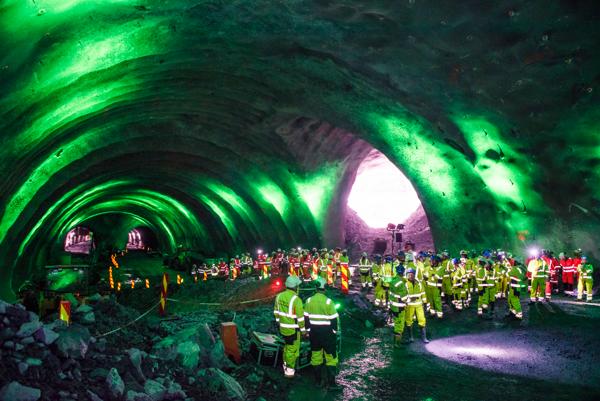 Over 130 personer deltok da Fornebubanens tunnel ble åpnet med gjennomslag under Lysaker, på grensen mellom Bærum og Oslo. Foto: Oslo kommune