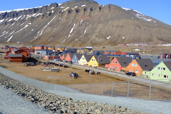 Fargerike spisshus av tre i Longyearbyen. Foto: Marius Lysø