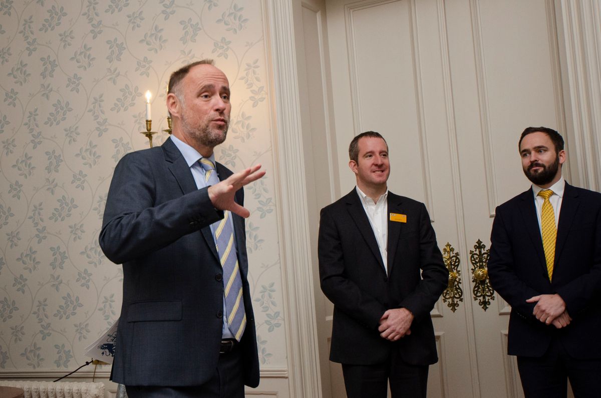 Storbritannias ambassadør til Norge, Richard Wood (fra venstre), Skandinavia-sjef i JCB Gavin Neate og JCBs sjef for global markedsvekst, Stewart Carter.