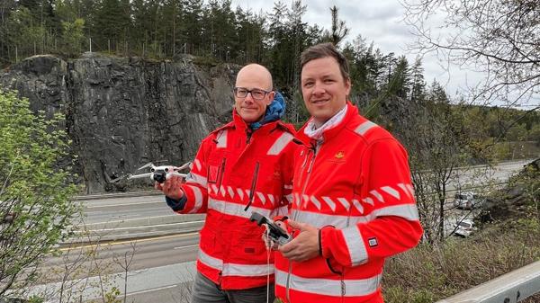 Halgeir Dahle (t.v.) og Ståle Tillerli fra Statens vegvesen utfører digital inspeksjon av bergskjæringer langs E6 på Høybråten i Oslo ved hjelp av en drone. Foto: Linda Grønstad/Statens vegvesen
