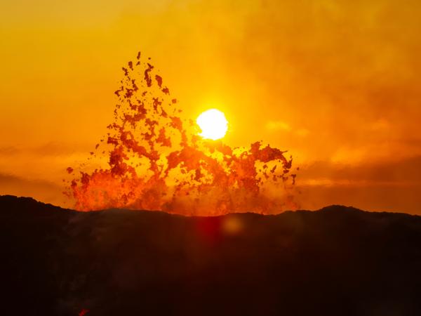Forskerne tror de siste års hyppige vulkanutbrudd på Island kan være starten på en flere tiår lang serie med utbrudd. Foto: Marco di Marco / AP / NTB