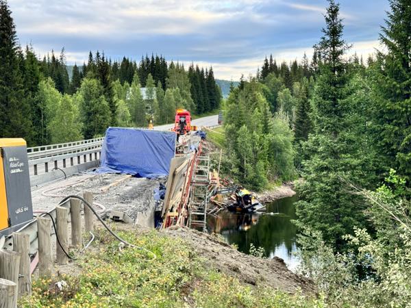 Gravemaskinen mannen satt i falt åtte meter fra en bro og ned i en elv i Namsskogan. Foto: Kjetil Langeng