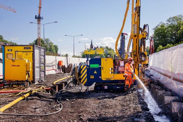 Byggherren Statens vegvesen har gitt økonomisk støtte til testing av elektrisk jetpeling, som på fire uker har spart 2.700 liter diesel. Foto: Skanska