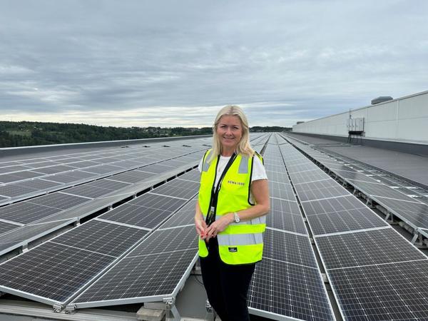 Synnøve Gautesen Berg, direktør for ansvar og bærekraft i REMA Distribusjon, ved solcelleanlegget på Vinterbro. Foto: Rema 1000