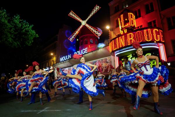 At vindmøllebladene er tilbake på Moulin Rouge ble feiret med cancan-dans fredag. Foto: Thibault Camus / AP / NTB