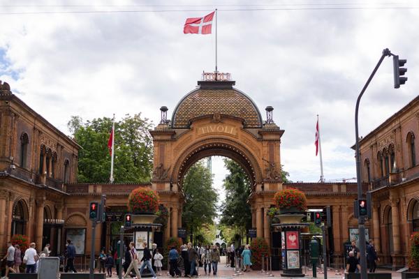 Inngangspartiet til den attraksjonen som nok en gang toppet listen over Danmarks mest besøkte attraksjoner Tivoli i København sentrum. Foto: Fredrik Hagen / NTB