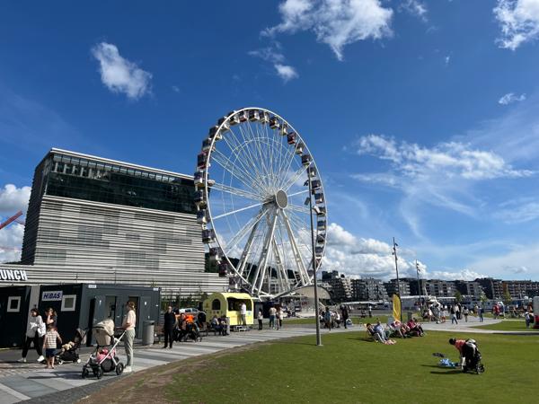 Lund Gruppen har denne uken montert et 45 meter høyt mobilt pariserhjul i Oslo. Foto: Tine Wisth Holmboe