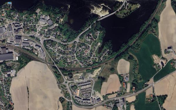 Da en pumpestasjon tilhørende 158 boliger på Fossumjordet på Sørumsand i Lillestrøm mistet strømmen, så det ut som om over 1.000 kubikkmeter kloakk ville renne ut i Glomma. Satellittfoto: Google Earth