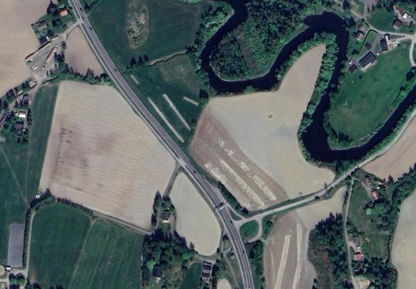 Denne strekningen fra krysset mot Gaustadgata og nordover Hadelandsveien på riksvei 4 i Nittedal må forsterkes før ny asfaltering. Satellittfoto: Google Earth