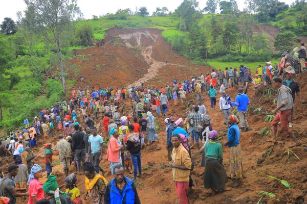 Dødstallet fortsetter å stige etter det store jordskredet i Etiopia mandag. Fremdeles pågår det letearbeid etter flere savnede. Foto: Gofa Zone Government Communication Affairs Department / AP / NTB