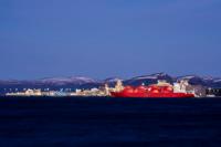 På Melkøya utenfor Hammerfest har Equinor bygget et anlegg for mottak og prosessering av naturgass fra Snøhvitfeltet i Barentshavet. Regjeringen ønsker å elektrifisere anlegget, men møter motstand fra blant andre reineiere. Foto: Fredrik Varfjell / NTB