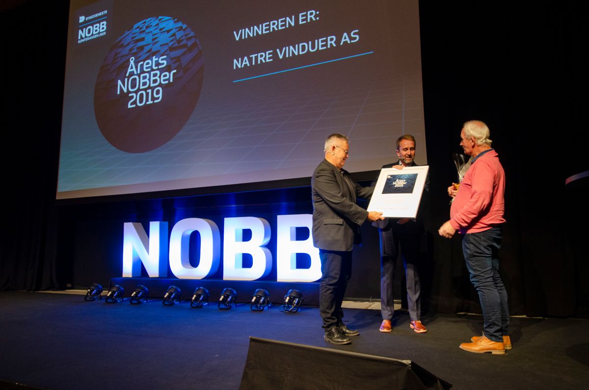 Styreleder i Byggtjeneste, Jon Karlsen (fra venstre), administrerende direktør i Byggtjeneste, Øyvind Skarholt og NOBB-ansvarlig i Natre Vinduer, Roger Krogstad.