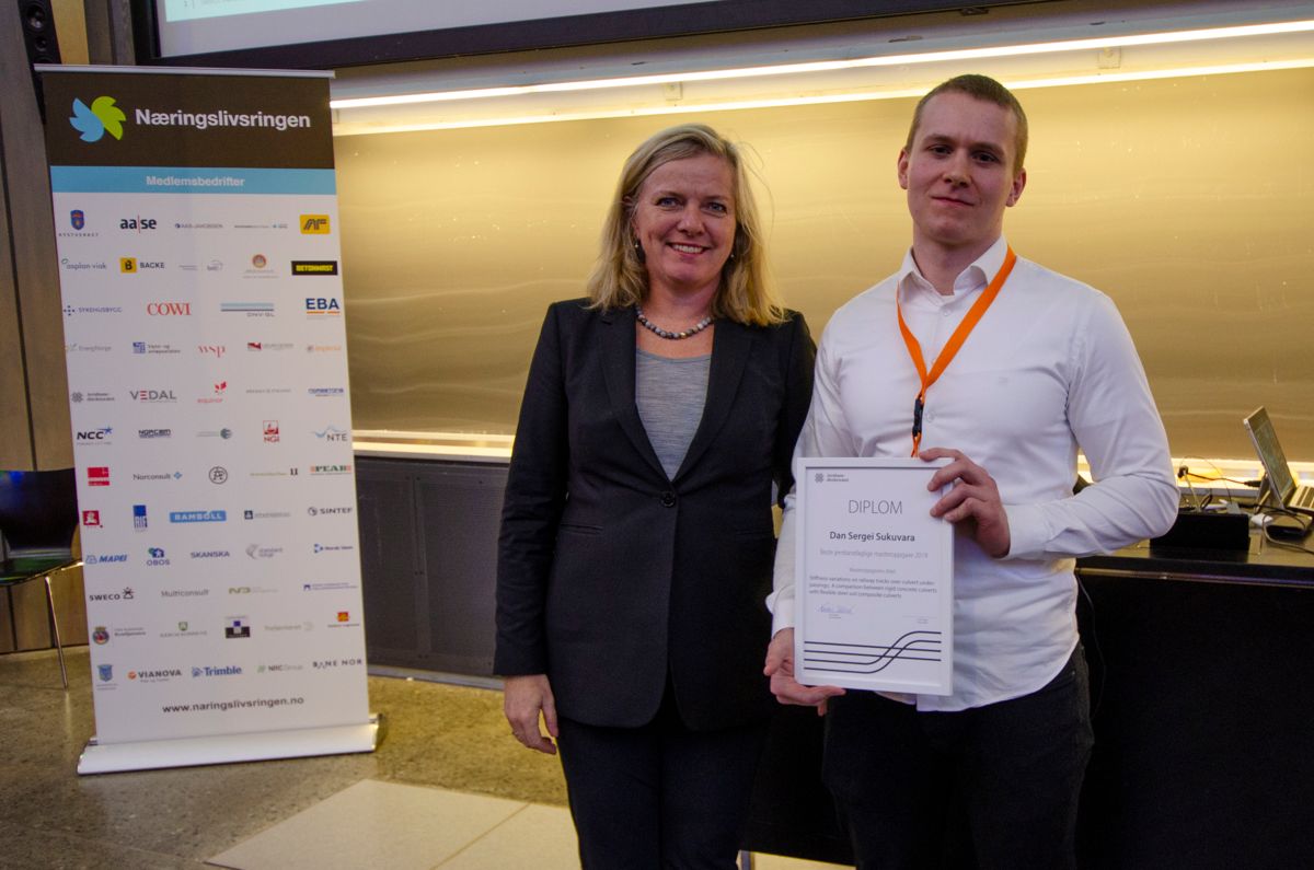 Dan Sergei Sukuvara vant pris for beste jernbane-master ved NTNU i 2019. Prisen ble delt ut av jernbanedirektør Kirsti Slotsvik.