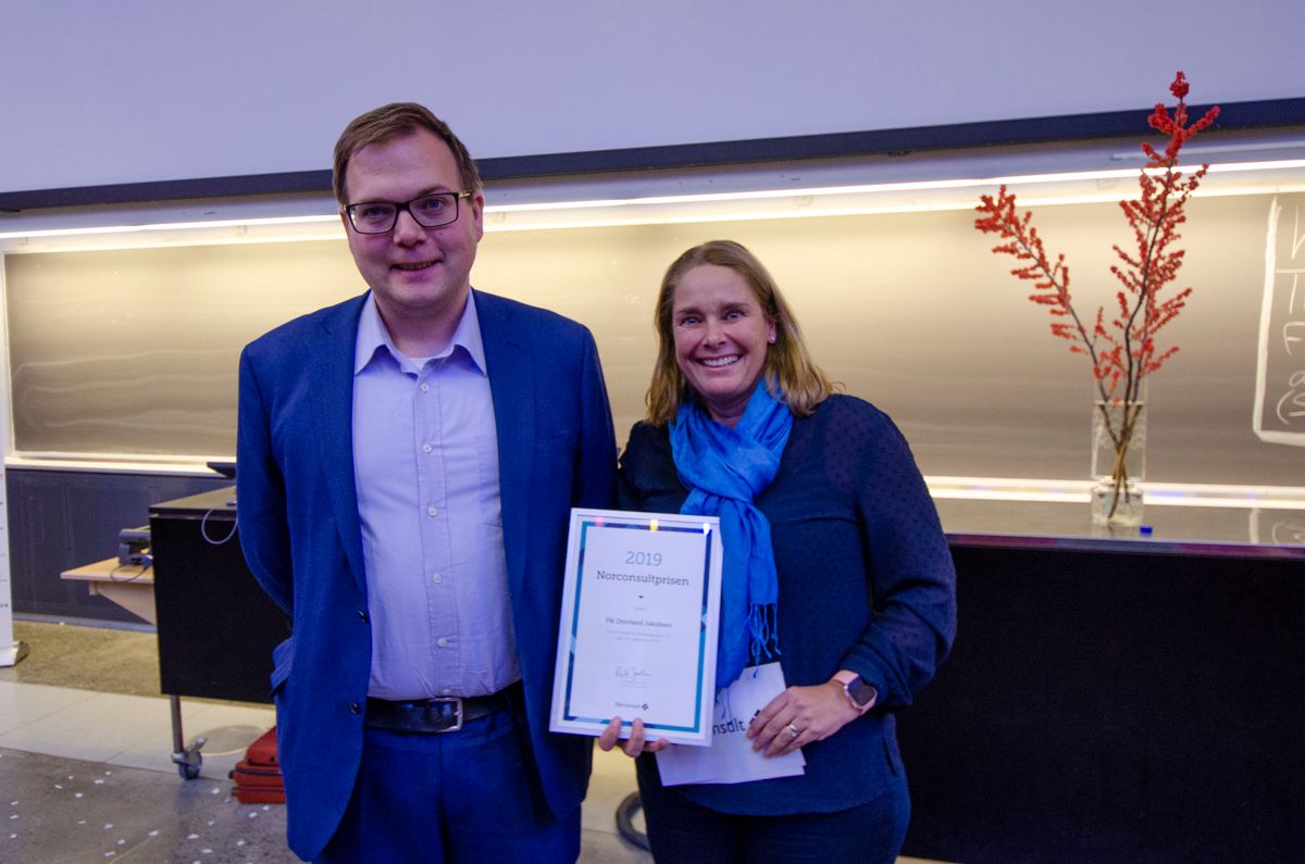 Vinner av Norconsultprisen 2019, Pål Drevland Jakobsen, med konserndirektør for region Norge i Norconsult, Janicke Garmann.