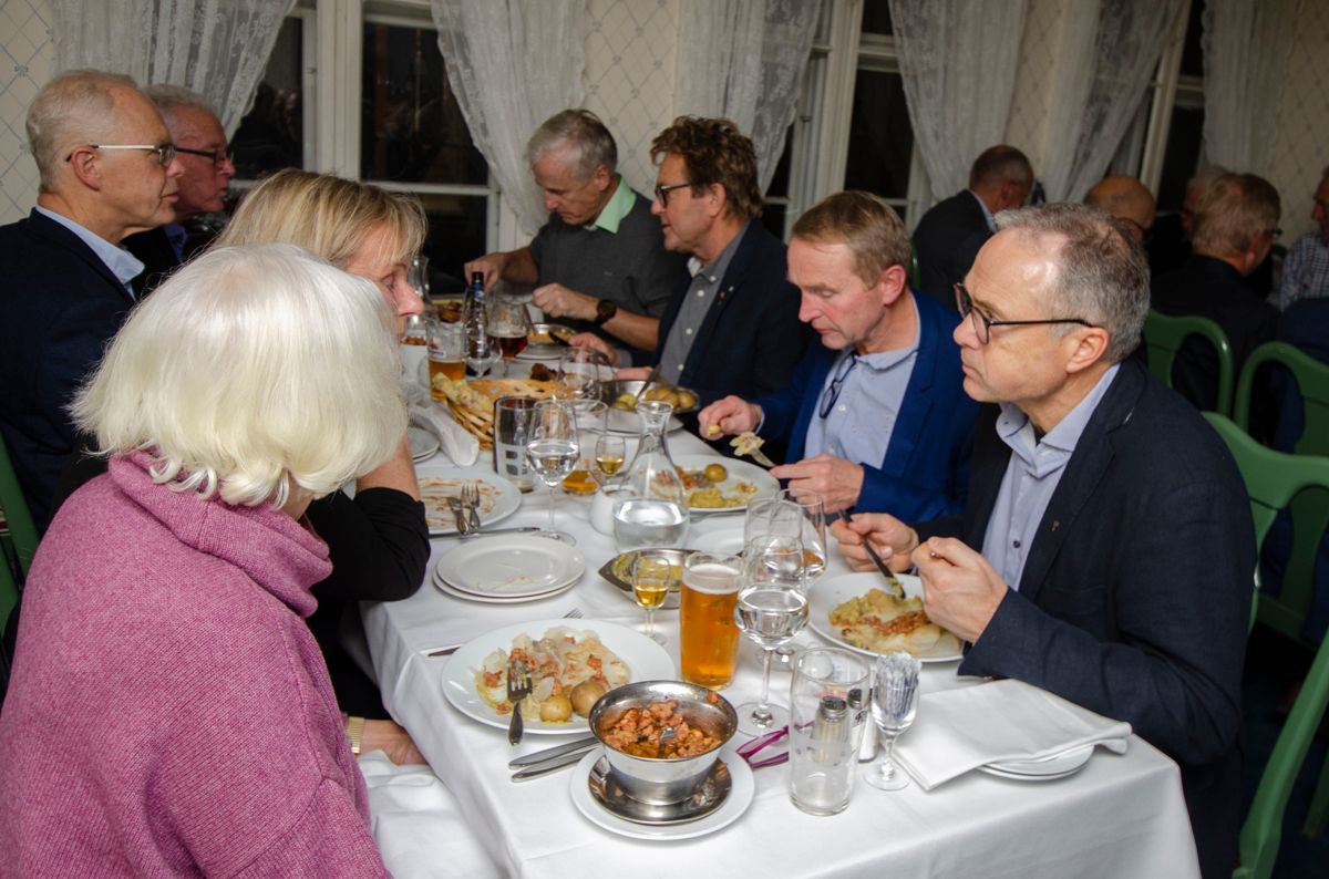 Randi Huslid (fra venstre), Kristin Søberg, Hans Warlo, Borgar Husum, Rolf Aase, Svein Karlsen, Aslak Mygland og Bjørn Jarle Eik.