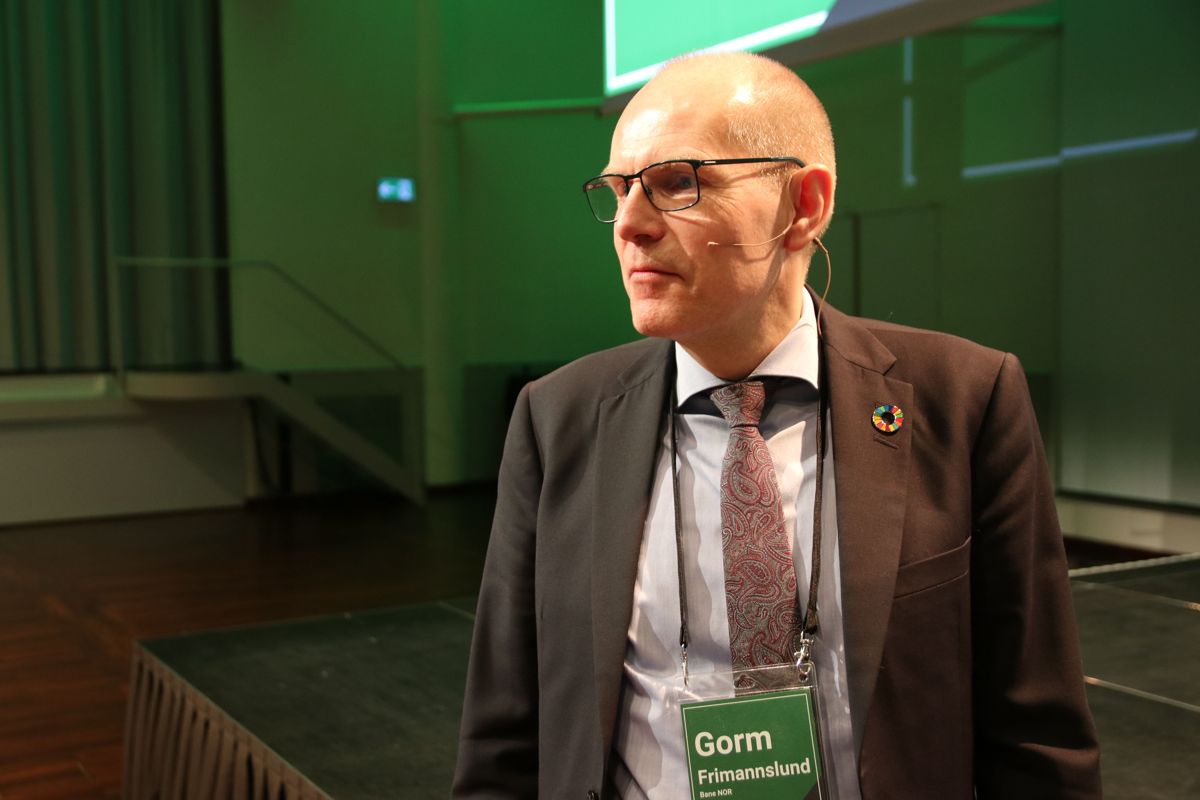 Gorm Frimannslund presenterte nyheten om Epoke 2023 og omorganisering i Bane NOR på Jernbaneforum i 2020. Målet er å spare 500 millioner kroner i året. Foreløpig har det ikke gått helt på skinner, viser en selskapsgjennomgang. Arkivfoto: Frode Aga