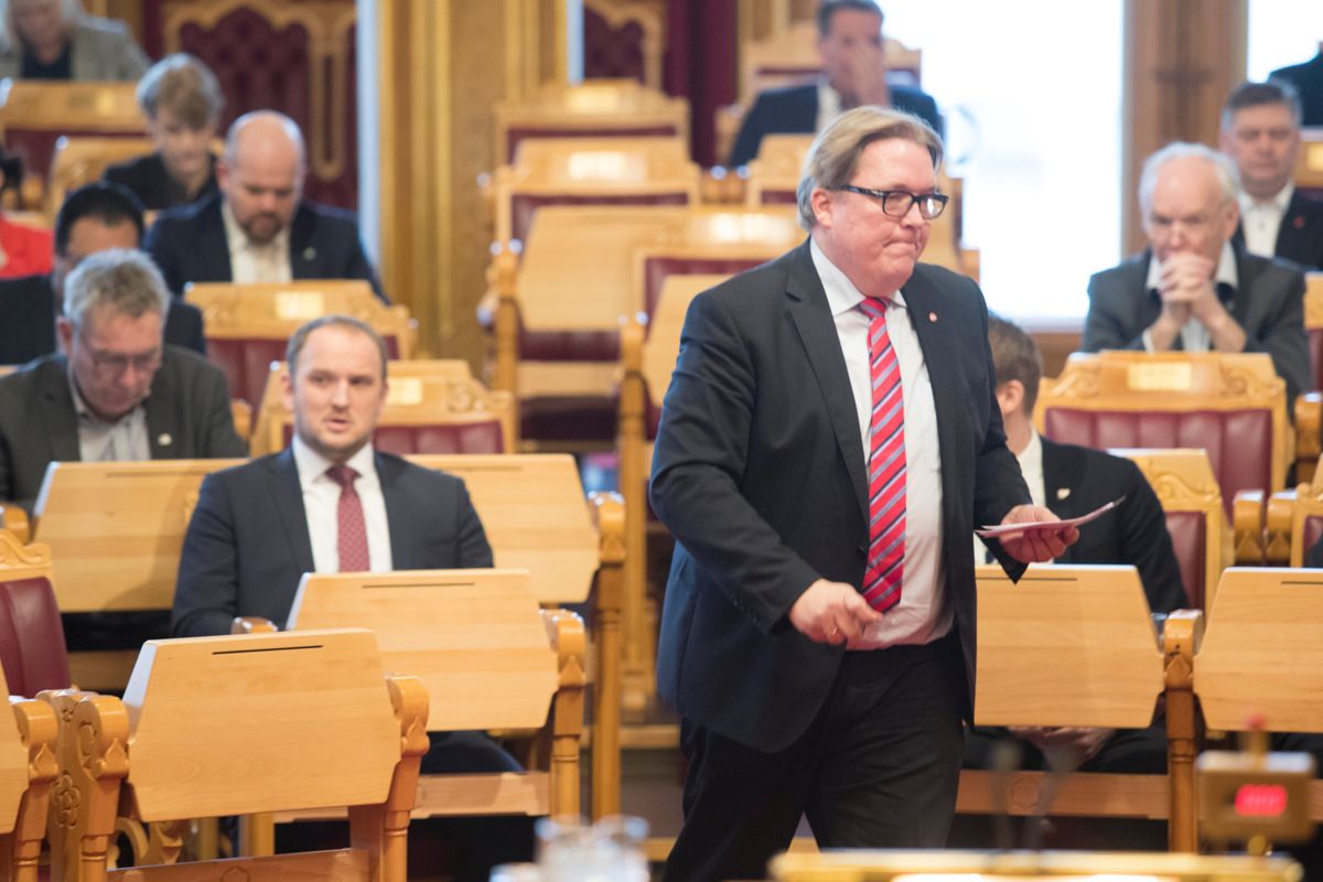Aps Sverre Myrli mener det er uheldig at regjeringen har overført ti nye prosjekter til Statens vegvesen. Foto: Terje Bendiksby / NTB scanpix
